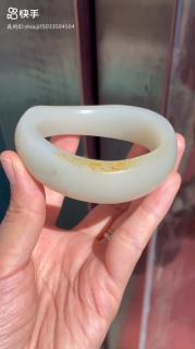 新疆和田玉洒金皮青白玉籽料带翠随形手镯,内径56mm,肉内干净无杂质
